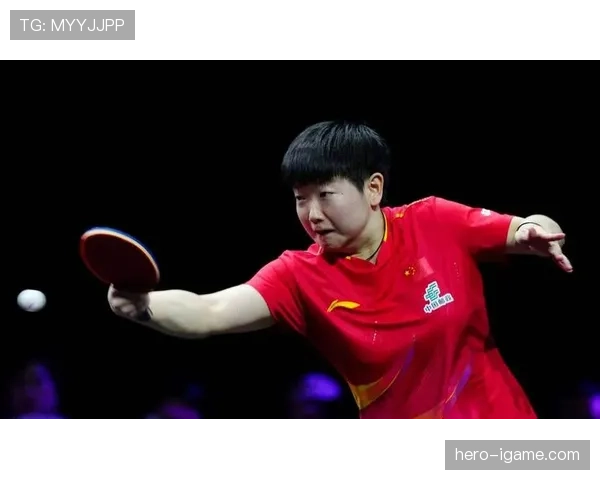 孙颖莎训练完随手啃蛋白棒的样子，真不像刚拿百万奖金的人