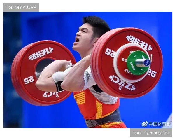 石智勇训练完直接啃鸡胸肉，这自律谁顶得住啊